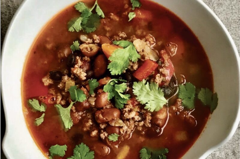 Zupa meksykańska z wołowiną czyli zupa z mięsem mielonym, warzywami, ciecierzycą i czarną fasolką doprawiona kminem, kolendrą, słodką i wędzoną mieloną papryką.