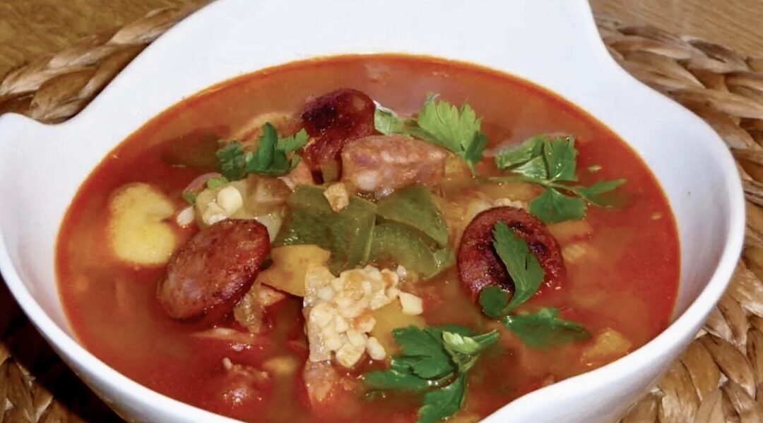 Zupa pasterska to zupa  z węgierską kiełbasą paprykowaną, ziemniakami i świeżą papryką z dodatkiem makaronu zacierka i mieloną słodką papryką.