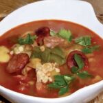 Zupa pasterska to zupa  z węgierską kiełbasą paprykowaną, ziemniakami i świeżą papryką z dodatkiem makaronu zacierka i mieloną słodką papryką.