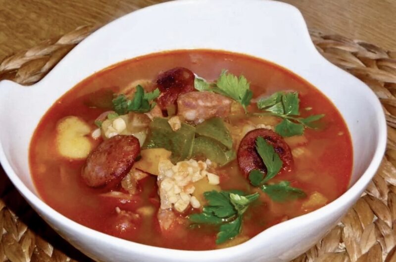 Zupa pasterska to zupa  z węgierską kiełbasą paprykowaną, ziemniakami i świeżą papryką z dodatkiem makaronu zacierka i mieloną słodką papryką.