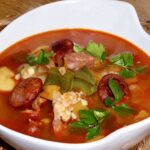 Zupa pasterska to zupa  z węgierską kiełbasą paprykowaną, ziemniakami i świeżą papryką z dodatkiem makaronu zacierka i mieloną słodką papryką.