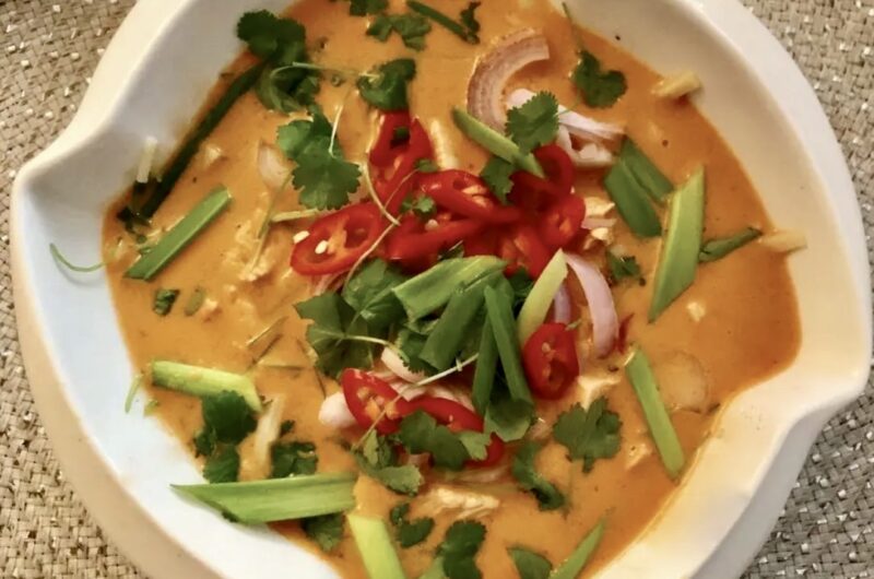 Zupa tajska na ostro to zupa na bazie bulionu drobiowego z dodatkiem kurczaka, pasty curry i mleczka kokosowego. Dzięki dodatkowi chilli, dymki, szalotki i świeżej  kolendry jej aromat jest niepowtarzalny