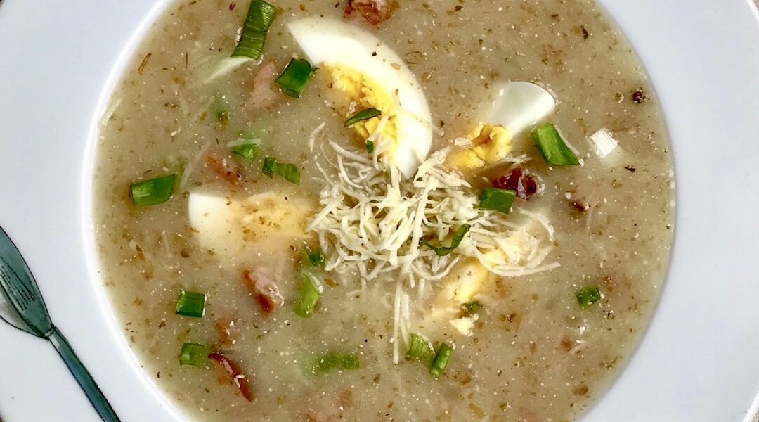 Żur na maślance z chrzanem to sycąca, zawiesista zupa o fantastycznym smaku i aromacie.