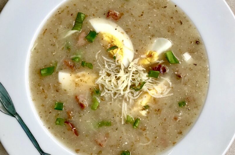 Żur na maślance z chrzanem to sycąca, zawiesista zupa o fantastycznym smaku i aromacie.