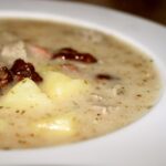 Staropolski zawiesisty żur na bazie wywaru z wędzonych żeberek lub kości przygotowany na dobrym zakwasie to zacna i sycąca zupa.