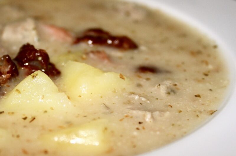 Staropolski zawiesisty żur na bazie wywaru z wędzonych żeberek lub kości przygotowany na dobrym zakwasie to zacna i sycąca zupa.