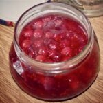 Żurawina smażona na gęsto z cukrem i z dodatkiem gruszek, a następnie pasteryzowana w słoikach na zimę to doskonały dodatek do mięsa.