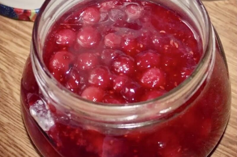 Żurawina smażona na gęsto z cukrem i z dodatkiem gruszek, a następnie pasteryzowana w słoikach na zimę to doskonały dodatek do mięsa.