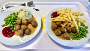 żurawina i klopsiki mięsne na talerzu