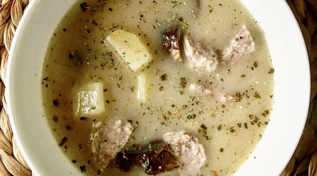 Żurek na białej kiełbasie przygotowany na surowej kiełbasie z dodatkiem suszonych grzybów, majeranku, zakwasu i kwaśnej śmietany.