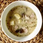 Żurek na białej kiełbasie przygotowany na surowej kiełbasie z dodatkiem suszonych grzybów, majeranku, zakwasu i kwaśnej śmietany.