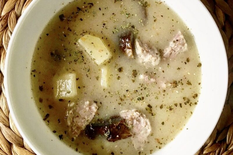 Żurek na białej kiełbasie przygotowany na surowej kiełbasie z dodatkiem suszonych grzybów, majeranku, zakwasu i kwaśnej śmietany.