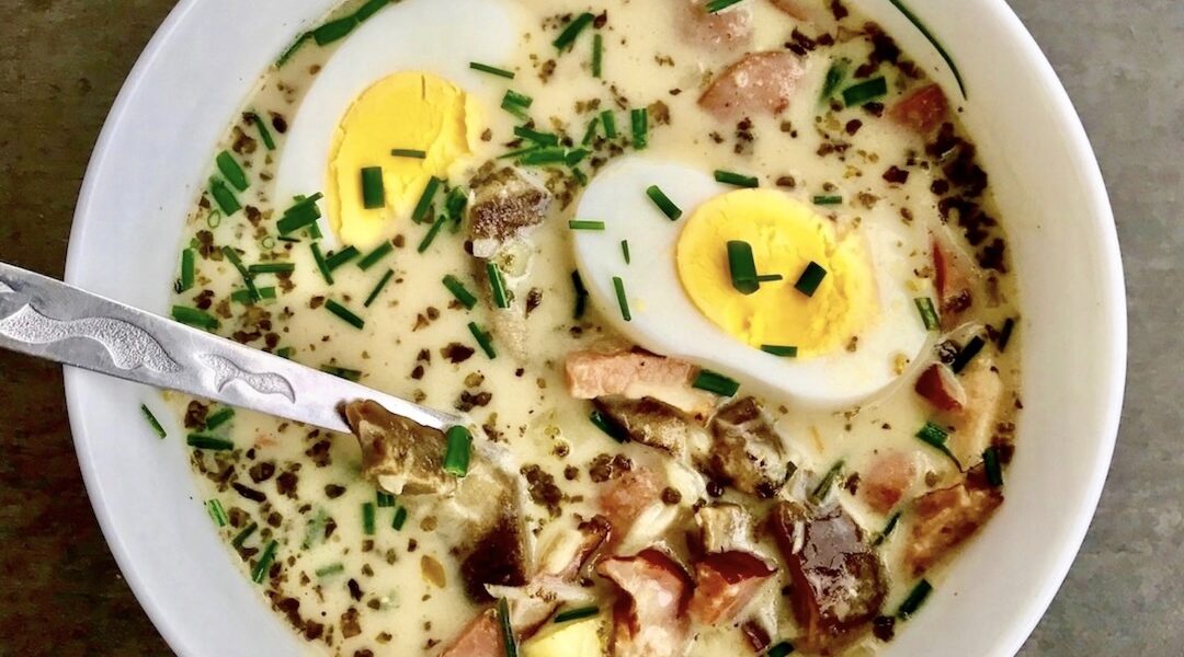 Fantastyczny żurek na maślance z dodatkiem kiełbasy i wędzonego boczku oraz chrzanu i suszonych grzybów. Chociaż nazywam go żurkiem jest on przygotowywany bez dodatku zakwasu