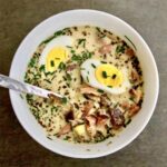 Fantastyczny żurek na maślance z dodatkiem kiełbasy i wędzonego boczku oraz chrzanu i suszonych grzybów. Chociaż nazywam go żurkiem jest on przygotowywany bez dodatku zakwasu