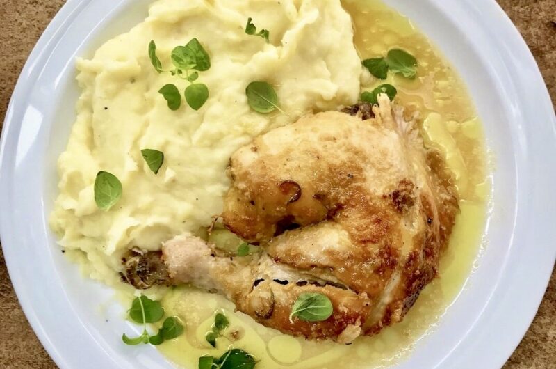 Kurczak pieczony w całości w mleku z dodatkiem dużej ilości czosnku, cytryn oraz aromatycznych ziół i przypraw.