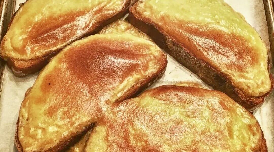 Brytyjskie tosty zapiekane z serem cheddar, angielskim piwem Ale i musztardą.