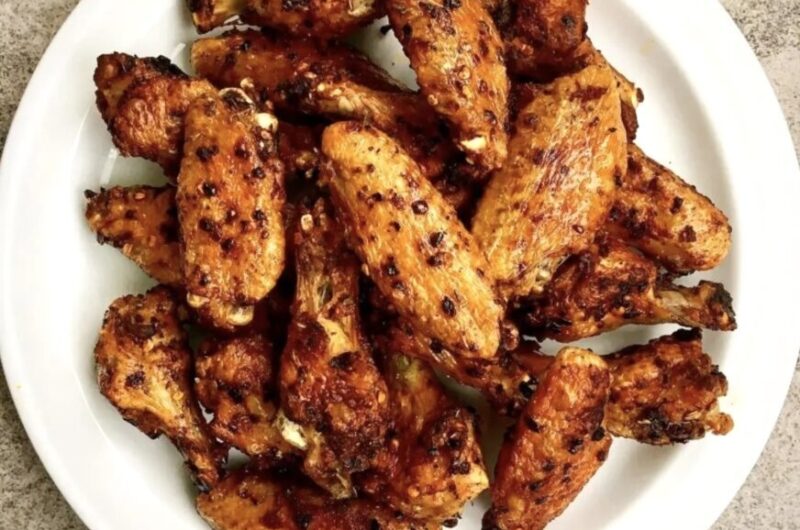 Skrzydełka z kurczaka przygotowane tym razem na ostro. Skrzydełka przyprawione zostały pikantną przyprawa do drobiu, skropione niewielką ilością oliwy, a następnie pieczone na chrupko.