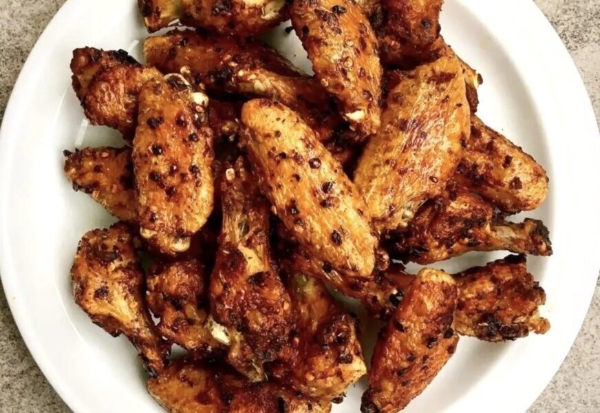 Skrzydełka z kurczaka przygotowane tym razem na ostro. Skrzydełka przyprawione zostały pikantną przyprawa do drobiu, skropione niewielką ilością oliwy, a następnie pieczone na chrupko.