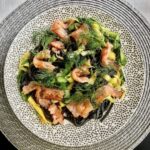 Czarny makaron z łososiem, czyli makaron zabarwiony na czarno atramentem sepii połączony z tagliatelle warzywnym przygotowanym z cukinii oraz z dodatkiem wędzonego łososia.