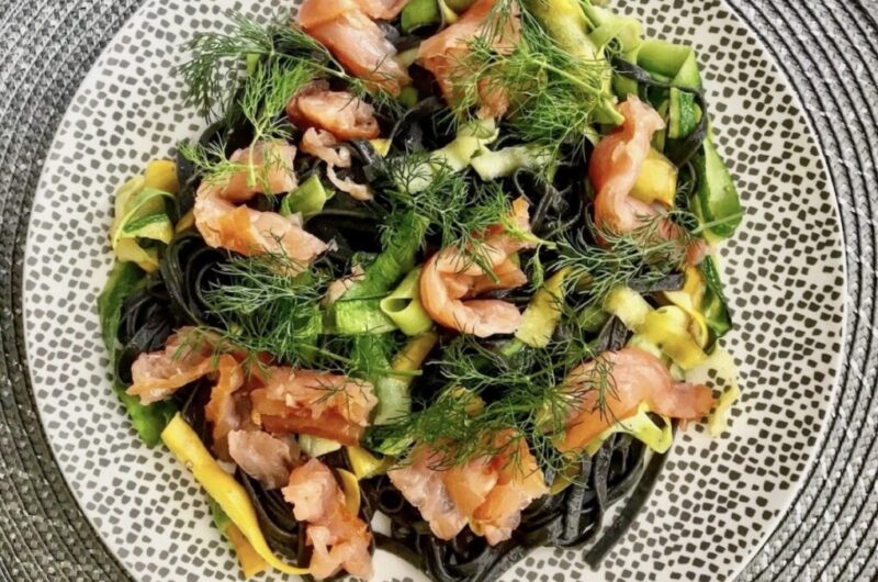 Czarny makaron z łososiem, czyli makaron zabarwiony na czarno atramentem sepii połączony z tagliatelle warzywnym przygotowanym z cukinii oraz z dodatkiem wędzonego łososia.