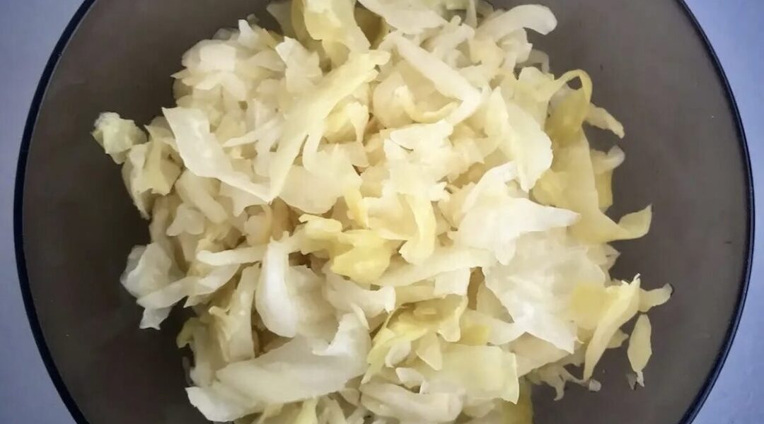 Domowa kapusta kiszona, czyli jak zrobić zdrową i pyszną przekąskę