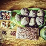 Zakwas domowy z krojonych buraków czerwonych zalanych solanką z dodatkiem czosnku, ziela angielskiego i liścia laurowego.