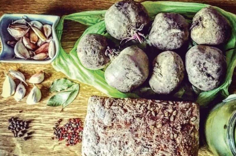 Zakwas domowy z krojonych buraków czerwonych zalanych solanką z dodatkiem czosnku, ziela angielskiego i liścia laurowego.