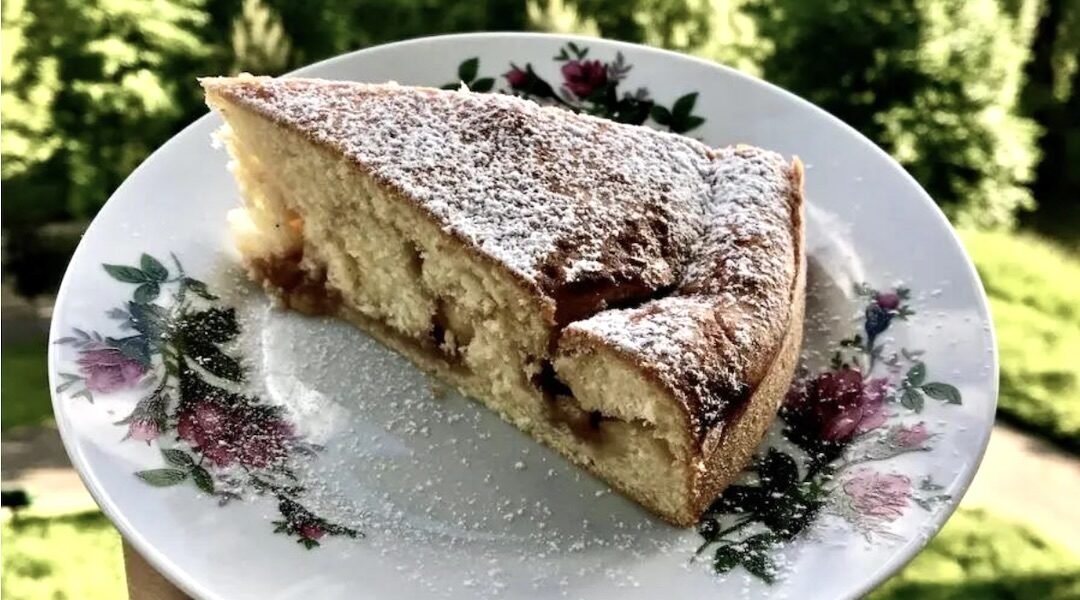 Puszyste greckie ciasto ucierane przygotowane na gęstym jogurcie z dodatkiem piany z białek i z dżemem pomarańczowym w środku.