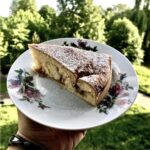 Puszyste greckie ciasto ucierane przygotowane na gęstym jogurcie z dodatkiem piany z białek i z dżemem pomarańczowym w środku.