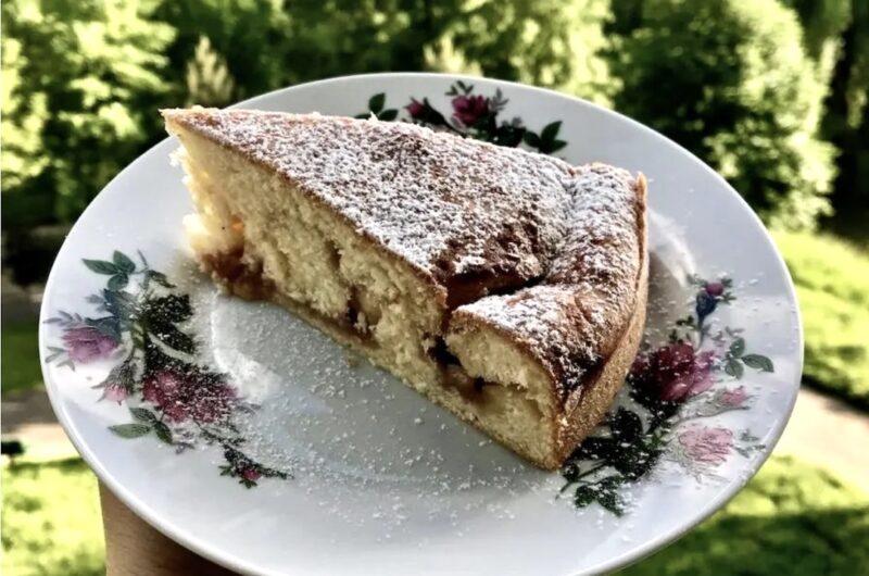 Puszyste greckie ciasto ucierane przygotowane na gęstym jogurcie z dodatkiem piany z białek i z dżemem pomarańczowym w środku.