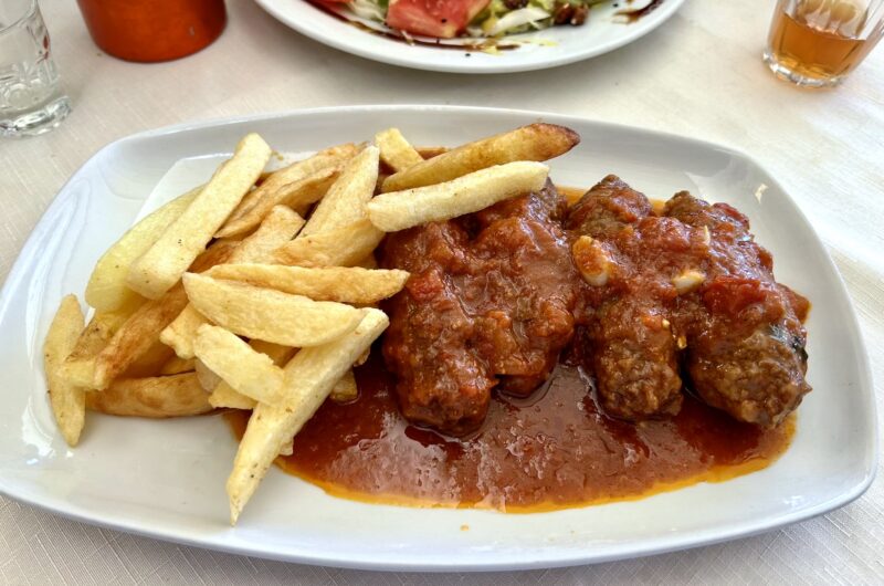 Klopsy mielone przyrządzone z wołowo-wieprzowego mięsa mielonego z dodatkiem bułki moczonej w winie oraz kminu rzymskiego, cynamonu i czosnku podane w sosie pomidorowym