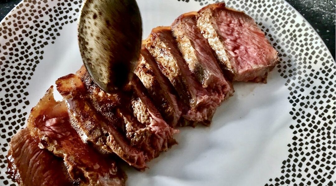 Stek wołowy czyli plaster mięsa wołowego z rostbefu grillowany krótko, ale intensywnie na mocnym ogniu.