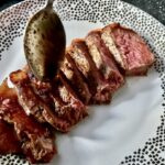 Stek wołowy czyli plaster mięsa wołowego z rostbefu grillowany krótko, ale intensywnie na mocnym ogniu.