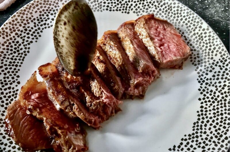 Stek wołowy czyli plaster mięsa wołowego z rostbefu grillowany krótko, ale intensywnie na mocnym ogniu.