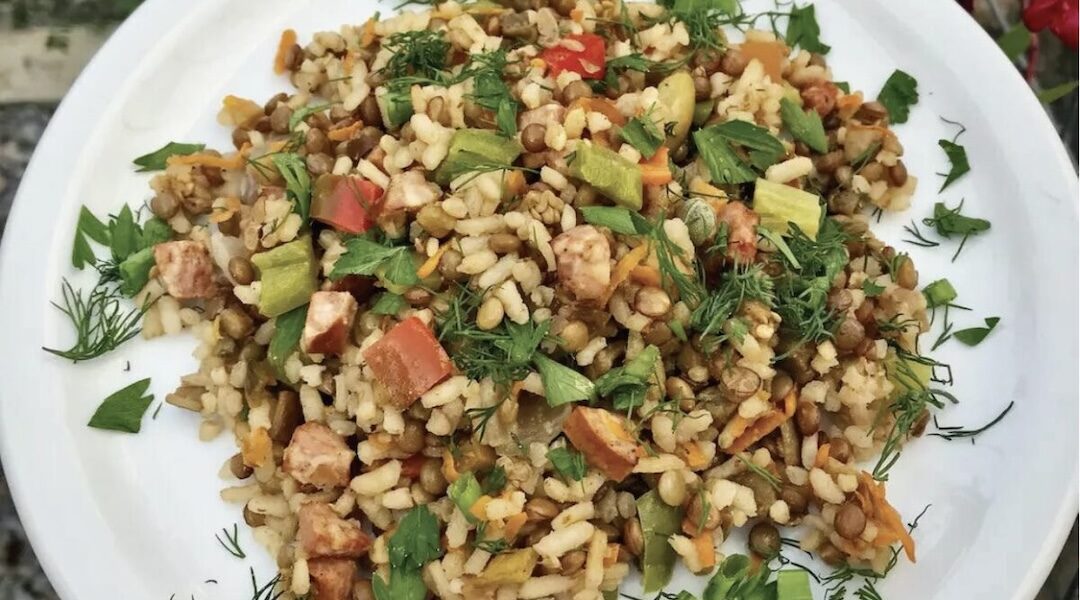 Sałatka z soczewicą z dodatkiem wielu drobno krojonych warzyw oraz krojonej i smażonej kiełbasy śląskiej.