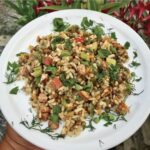 Sałatka z soczewicą z dodatkiem wielu drobno krojonych warzyw oraz krojonej i smażonej kiełbasy śląskiej.