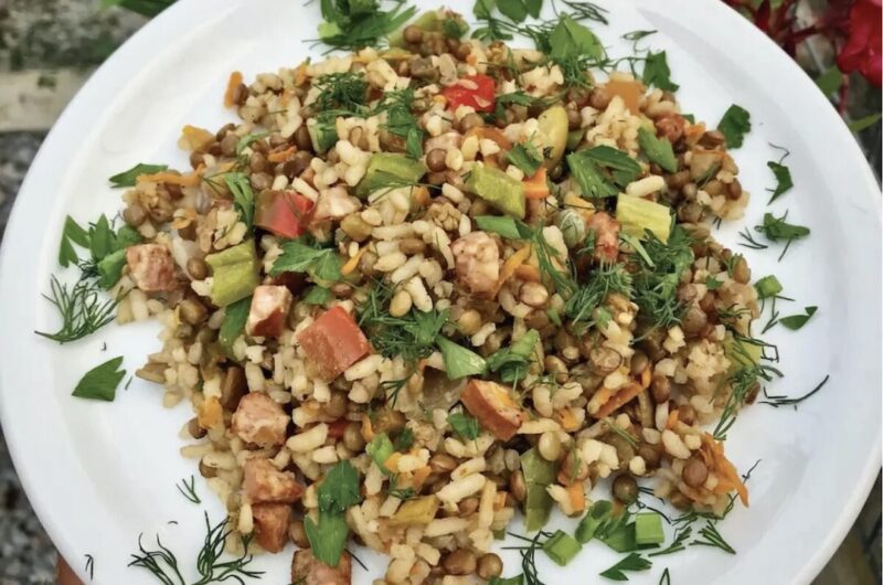 Sałatka z soczewicą z dodatkiem wielu drobno krojonych warzyw oraz krojonej i smażonej kiełbasy śląskiej.