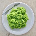 Maślane puree z ugniecionego gotowanego zielonego groszku z dodatkiem siekanej świeżej mięty.