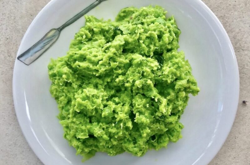 Maślane puree z ugniecionego gotowanego zielonego groszku z dodatkiem siekanej świeżej mięty.