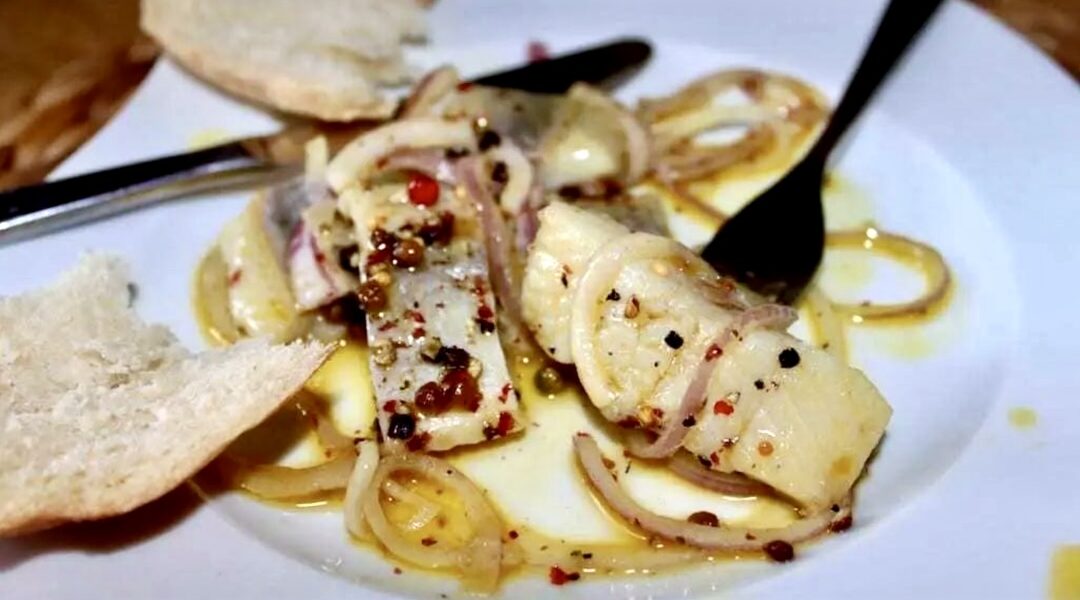 Śledzie majtasy krojone w paski, a następnie umieszczane w słoiku z cebulą, pieprzem oraz z przyprawami macerowane w oleju rydzowym.