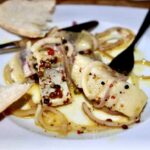 Śledzie majtasy krojone w paski, a następnie umieszczane w słoiku z cebulą, pieprzem oraz z przyprawami macerowane w oleju rydzowym.