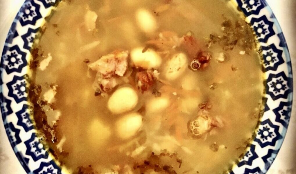 Prosta zupa fasolowa przygotowana na bazie żeberka wędzonego z dodatkiem startych warzyw i przypraw.