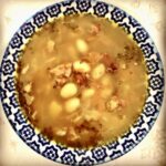 Prosta zupa fasolowa przygotowana na bazie żeberka wędzonego z dodatkiem startych warzyw i przypraw.