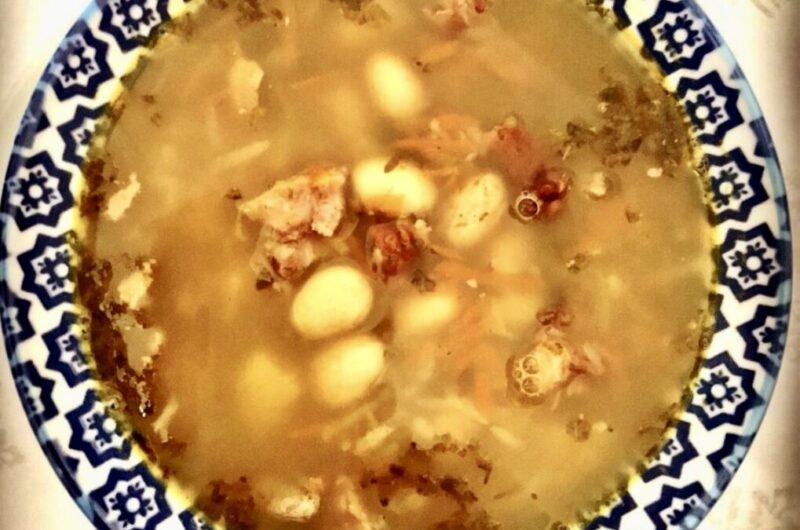 Prosta zupa fasolowa przygotowana na bazie żeberka wędzonego z dodatkiem startych warzyw i przypraw.