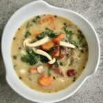 Zupa na poniedziałek przygotowana z rosołu pozostałego z niedzielnego obiadu z dodatkiem kiełbasy, soczewicy i warzyw, doprawiona kwaśną śmietaną.