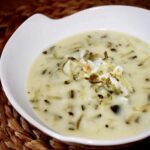 Szybka w przygotowaniu zupa ogórkowa ze startych kiszonych ogórków z dodatkiem ryżu basmati oraz kwaśnej śmietany.