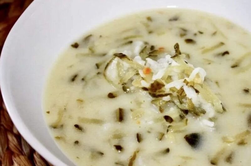 Szybka w przygotowaniu zupa ogórkowa ze startych kiszonych ogórków z dodatkiem ryżu basmati oraz kwaśnej śmietany.