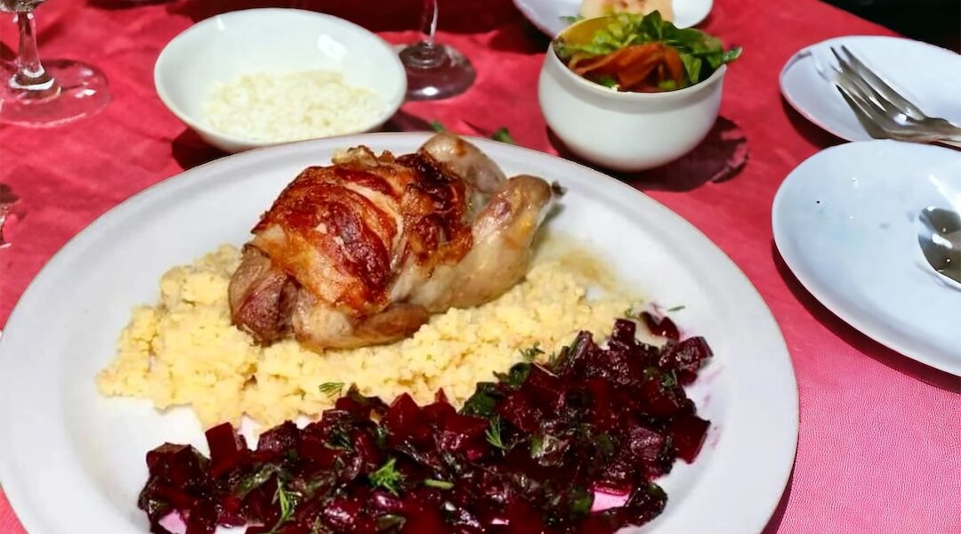 Przepiórki owinięte boczkiem i nasmarowane masłem, a następnie pieczone na chrupko.