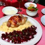 Przepiórki owinięte boczkiem i nasmarowane masłem, a następnie pieczone na chrupko.