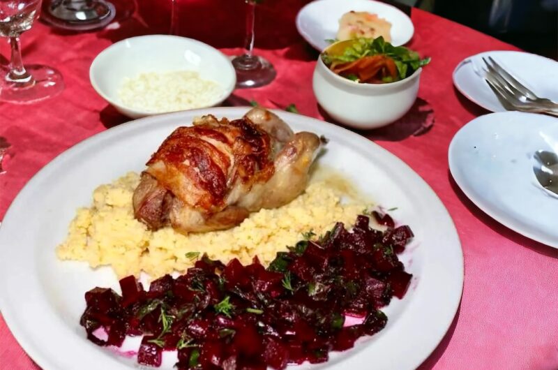 Przepiórki owinięte boczkiem i nasmarowane masłem, a następnie pieczone na chrupko.